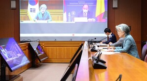 강경화, 루마니아 공관장회의 특별초청 'K방역 노하우' 공유