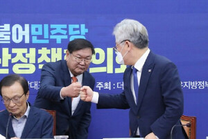 김태년, 지역화폐 논란 속 이재명 손 들어줘…이지사 "감사"