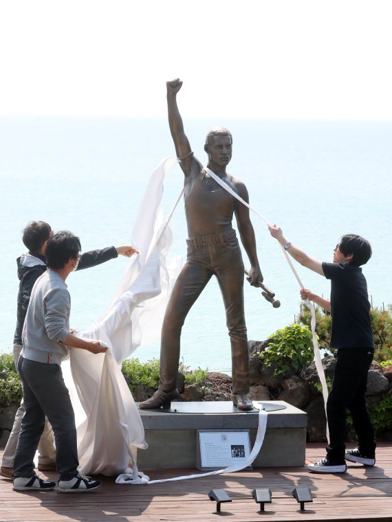 제주에 퀸 '프레디 머큐리' 공인 동상 세워졌다