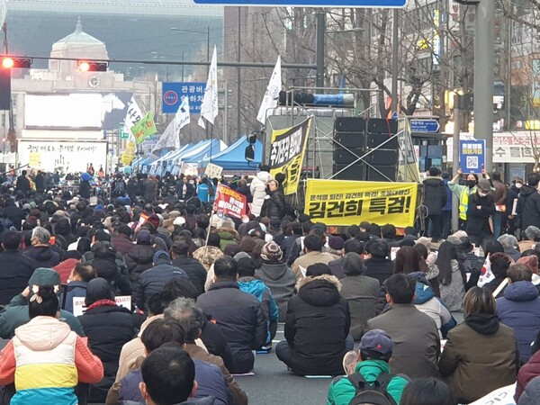 “국정농단 규탄한다” 촛불행진, 대규모 촛불집회 개최…윤미향 참여해 눈길