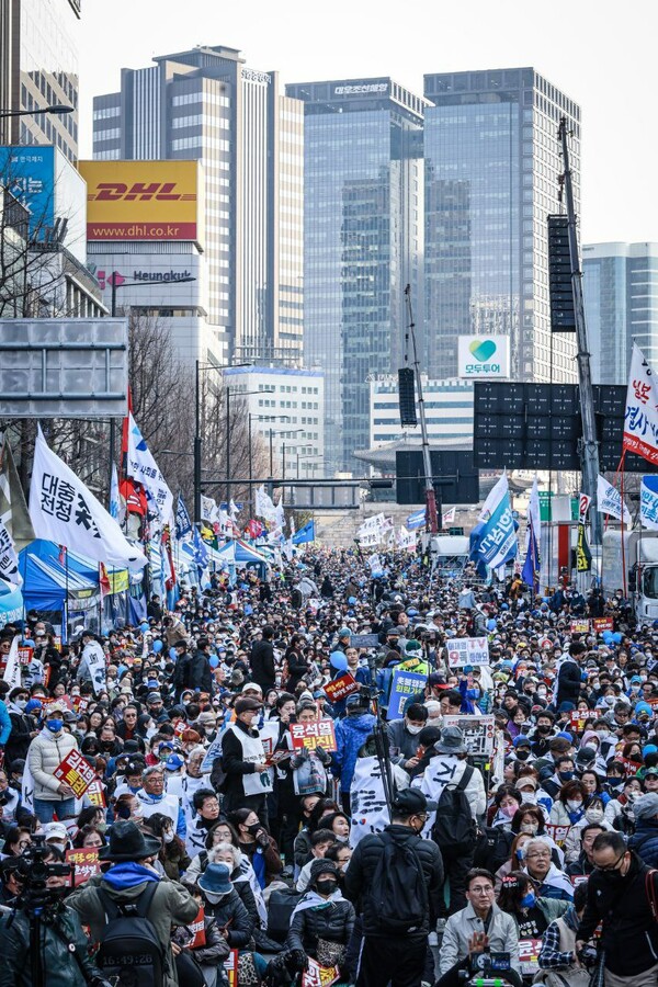 윤석열 퇴진, 김건희 특검' 31차 촛불대행진 열렸다…”전쟁 피해자 구제 중요해”