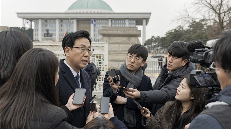 방산 4대 강국을 선포한 날, 격납고 밖에 남은 사람들